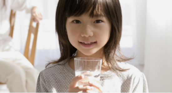 农心白山水:儿童应该怎么喝水?-中新网辽宁频
