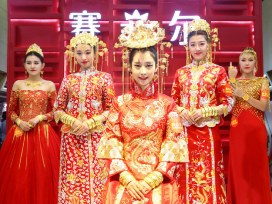赛菲尔大美中国风万足金婚纱亮相北京国际珠宝