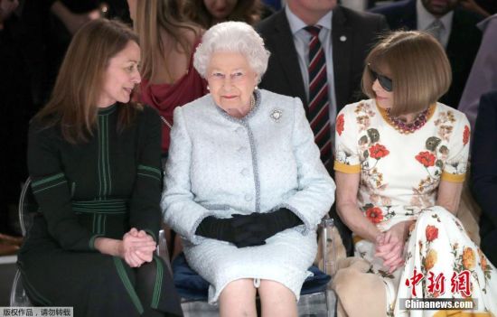 英女王首现身秀场 91岁女王身着浅蓝色套装亮