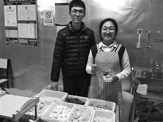 俩大学生开店卖水果捞 月入三四万