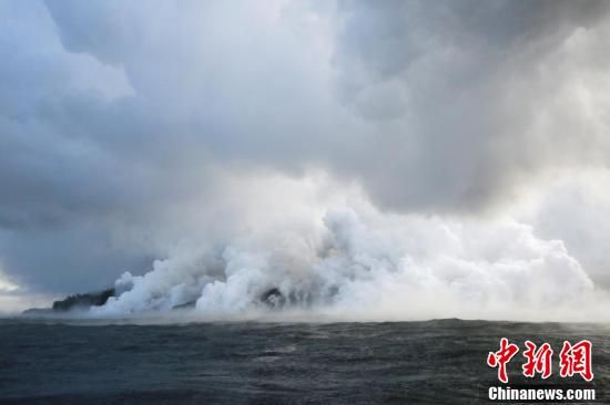 火山熔岩入太平洋 流入海中喷发有毒气体(组图