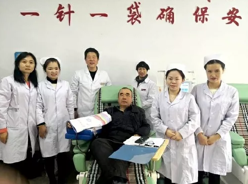 无偿献血18年的马俊杰光荣退休了