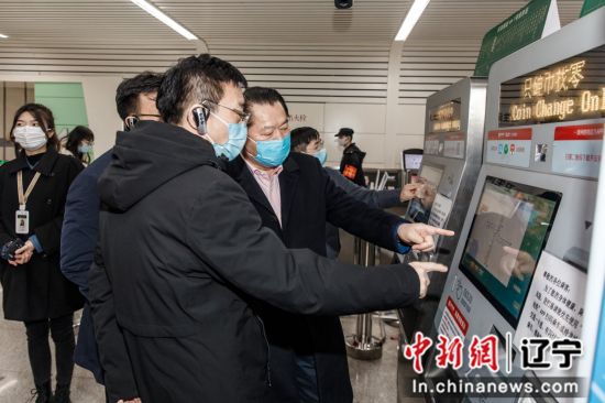 图为丁佐宏(右一)在常州地铁1号线环球港站内向吕志成(左一)介绍江南环球港的轨交出行情况。