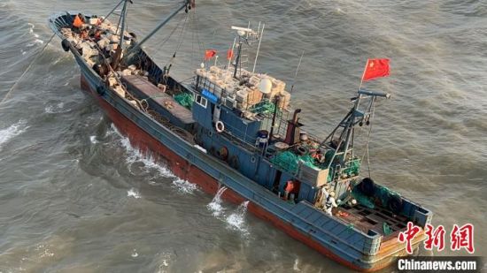 “绥中”辽宁绥中海域一渔船搁浅 船上8名渔民全部获救