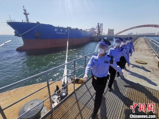 “大连”辽宁大连：两艘超大型油轮同时靠泊码头 满载价值21亿元原油