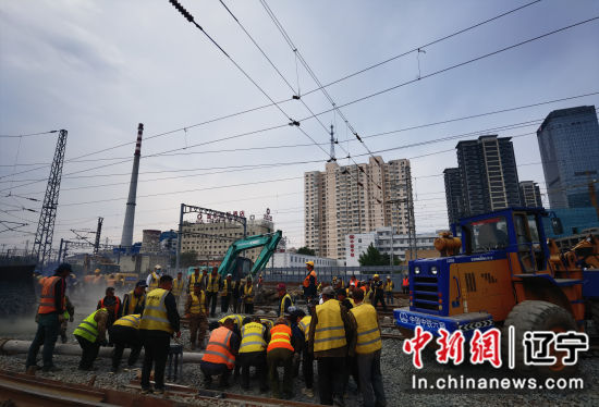 营业线最高等级封锁施工 沈白高铁并入沈阳北站第一阶段施工圆满完成