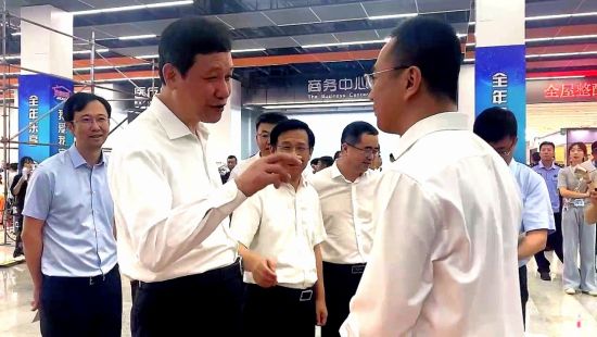 辽宁省副省长靳国卫与金地工作人员进行交流、访谈