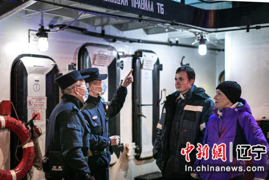 2月3日，在大连辽渔码头，民警正登上“沃尔”轮为其办理入境手续。 (2)