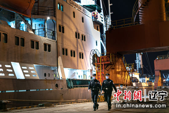 2月3日，在大连辽渔船埠，民警正在港区放哨。