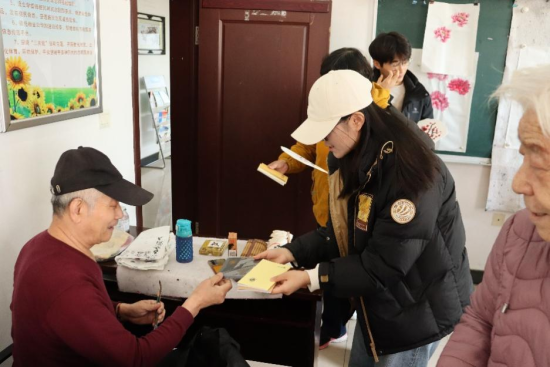 小雪到,冬始俏,腊梅画扇暖三冬