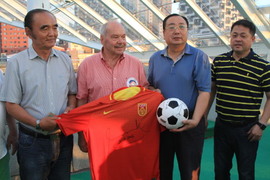 中国队原主教练施拉普纳参观沈阳足球之都博物